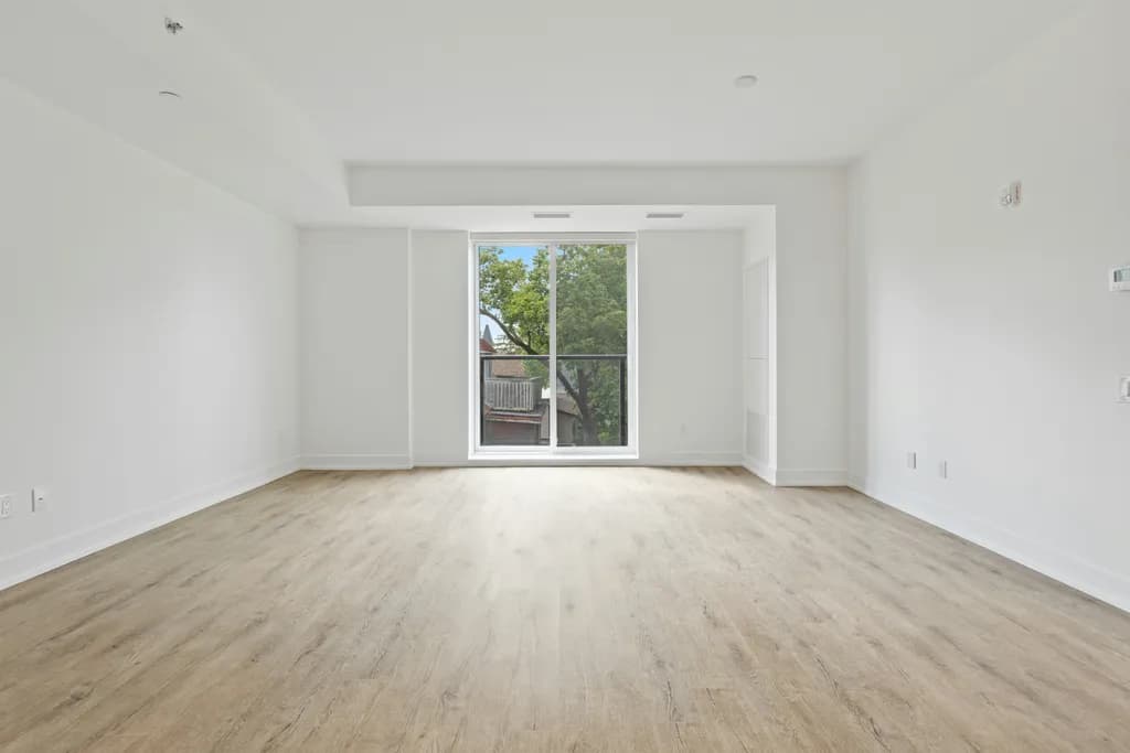 The original empty living room photo used for every style example